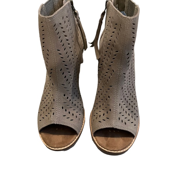 TOMS Majorca Perforated Suede Bootie, Sz 8 - Picture 5 of 14